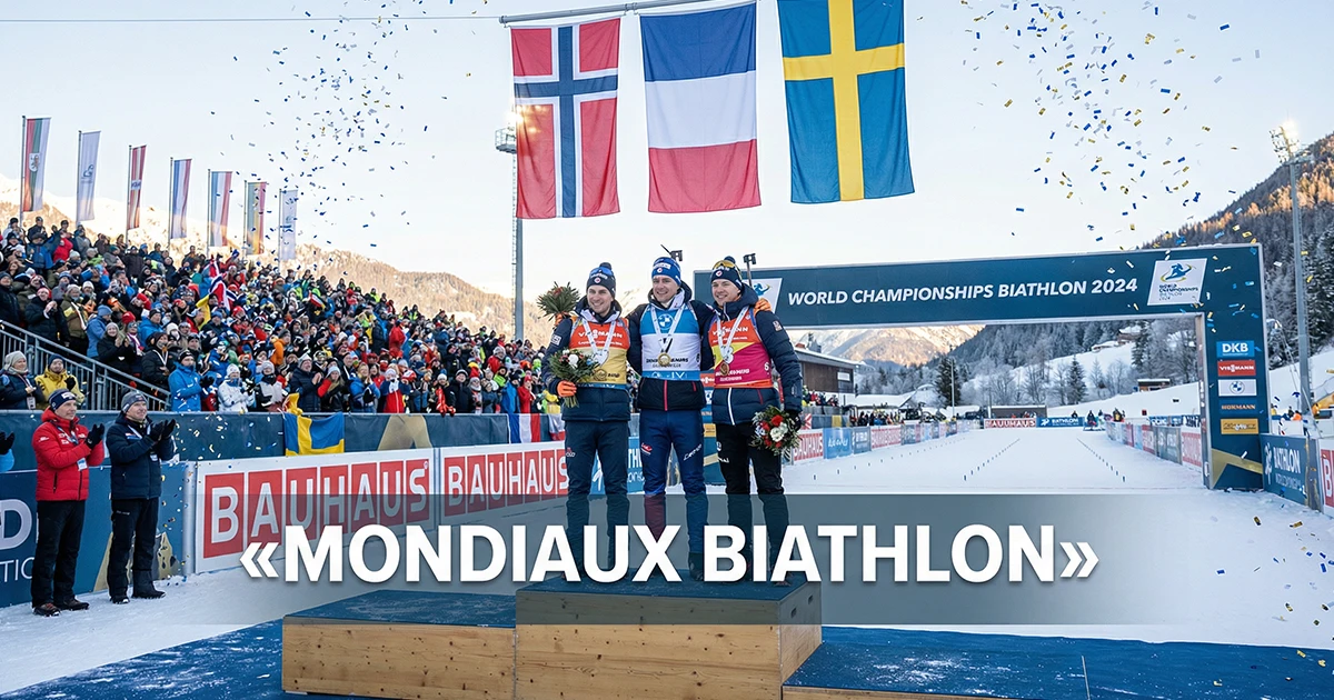Podium de biathlon lors des Championnats du monde avec drapeaux nationaux et médailles sur fond enneigé