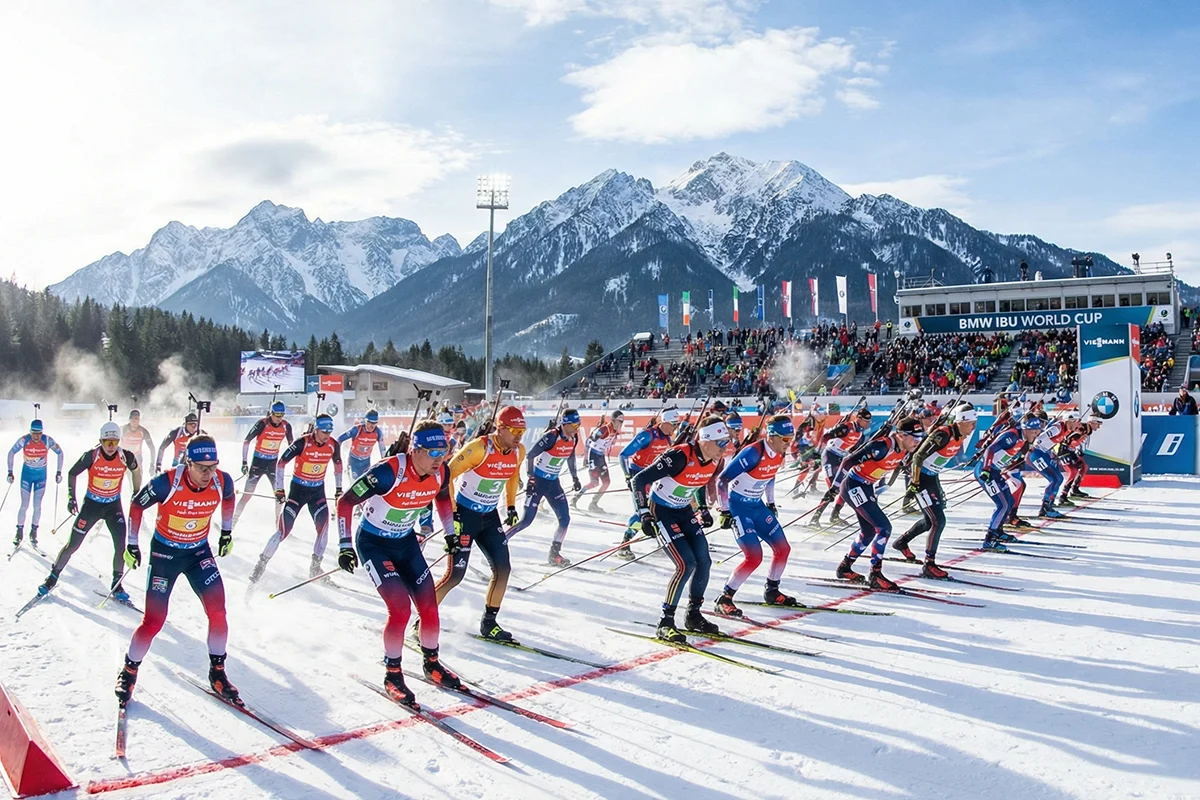 Départ groupé d'un mass start de biathlon avec les trente meilleurs biathlètes alignés sur la piste enneigée