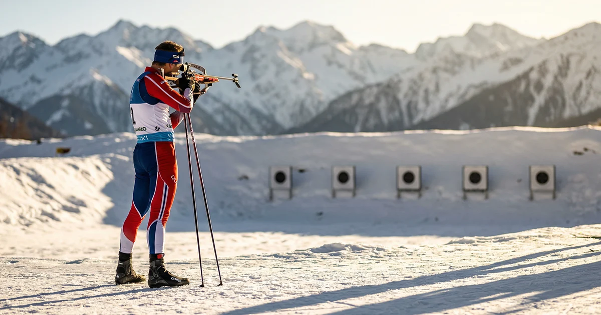 Biathlète sur le pas de tir en position debout lors d'une épreuve de Coupe du monde de biathlon